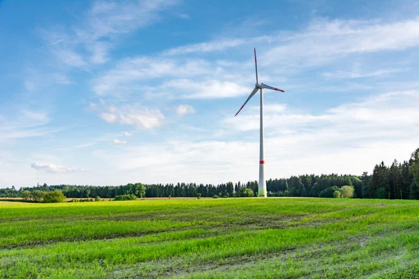 Альтернативная энергия с ветроэнергетикой — стоковое фото