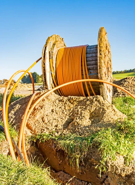 Rolo de cabo de fibra óptica para internet de banda larga — Fotografia de Stock