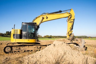 Sarı toprak taşıyıcı bir inşaat sahasında