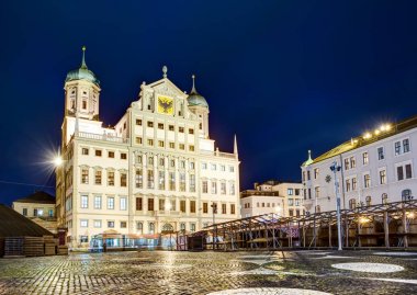 Augsburg ışıklı Belediye Binası gece
