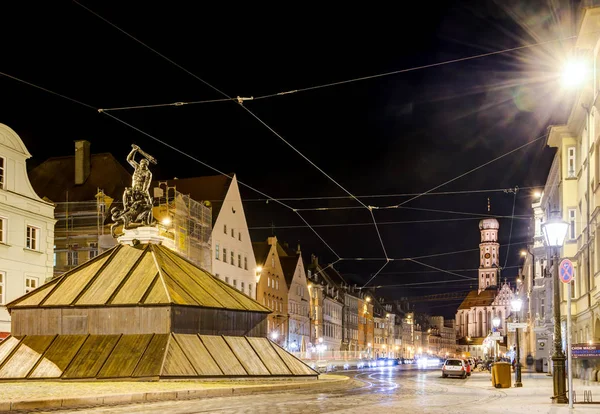 밤에 아우크스부르크에서 조명된 역사 foungtain — 스톡 사진