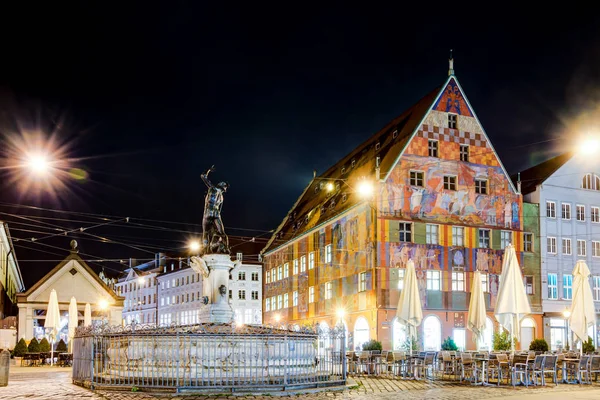 Illuminated historic foungtain in Augsburg at night — Stock Photo, Image