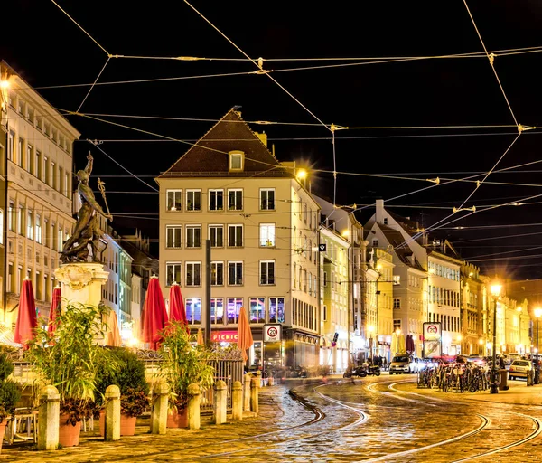 Világító történelmi homlokzatok Augsburgban éjjel — Stock Fotó