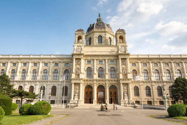 Tourists at the historic Maria-Theresien-Platz square in Vienna — Stock Photo, Image