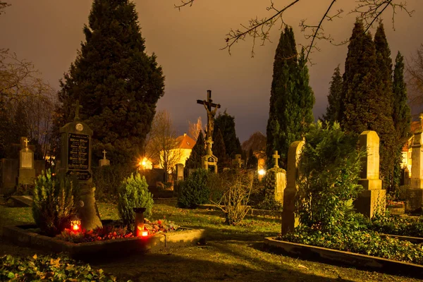 Verlichte graven op een historisch kerkhof — Stockfoto