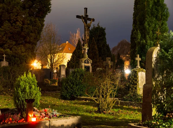 Verlichte graven op een historisch kerkhof — Stockfoto