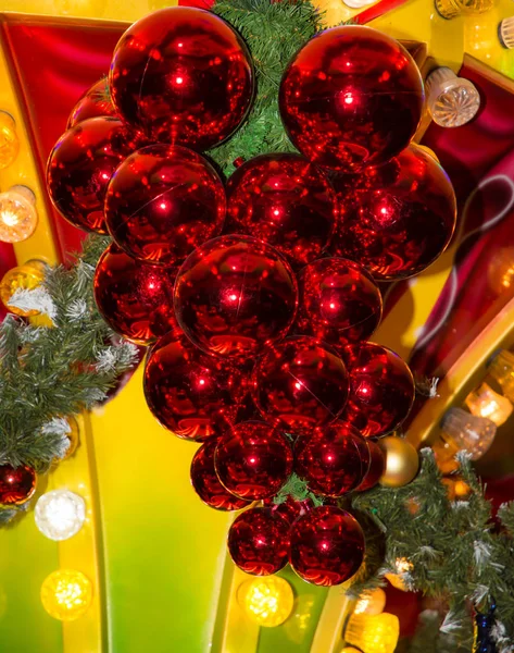 Brillanti baubles albero di Natale — Foto Stock