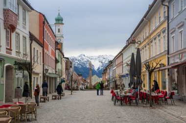Turistler Murnau yaya alanında