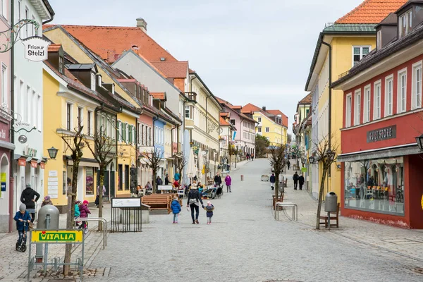 Tourists in the pedestrian area of Murnau — Stock Photo, Image