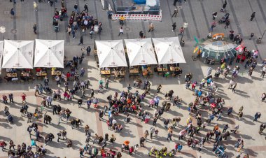 Marienplatz Münih'te, insanların kalabalıklar