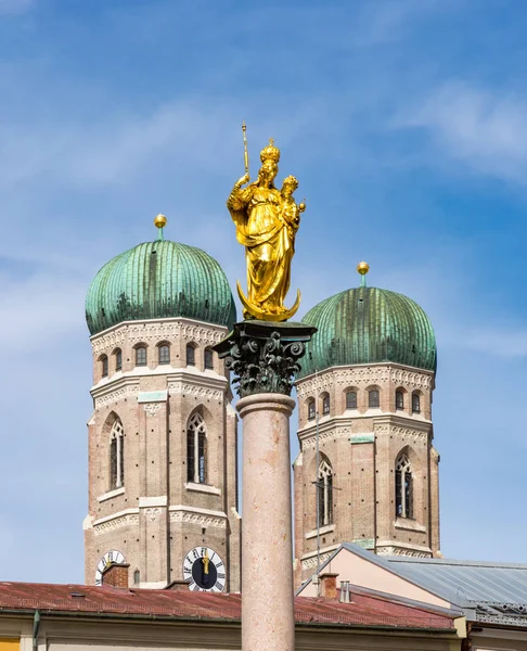 Columna mariana y la catedral de Munich — Foto de Stock