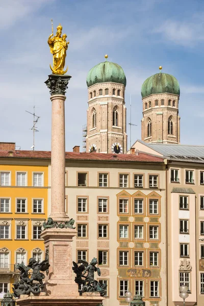 Mariánský sloup a katedrála v Mnichově — Stock fotografie