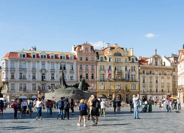 Turisté na historickém náměstí v Praze — Stock fotografie