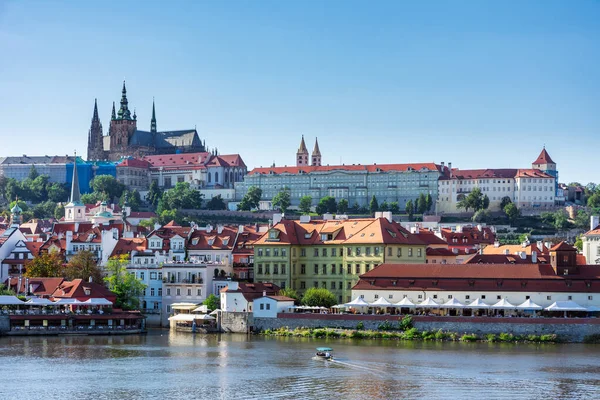 Die Burg Hradschin über der Moldau in Prag — Stockfoto