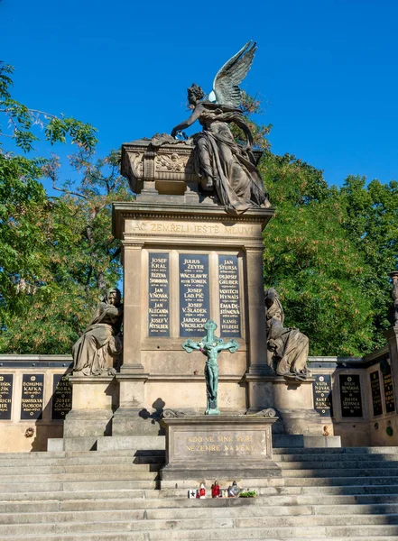 Velho cemitério histórico em Praga — Fotografia de Stock