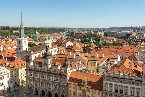 Luftaufnahme über der Stadt Prag — Stockfoto