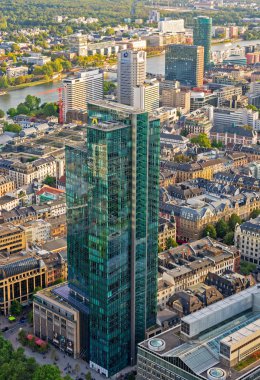 Frankfurt ve gökdelenleri üzerindeki hava manzarası