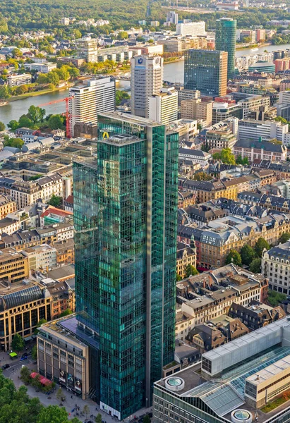 Luchtfoto over Frankfurt en de wolkenkrabbers — Stockfoto