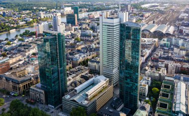 Frankfurt ve gökdelenleri üzerindeki hava manzarası