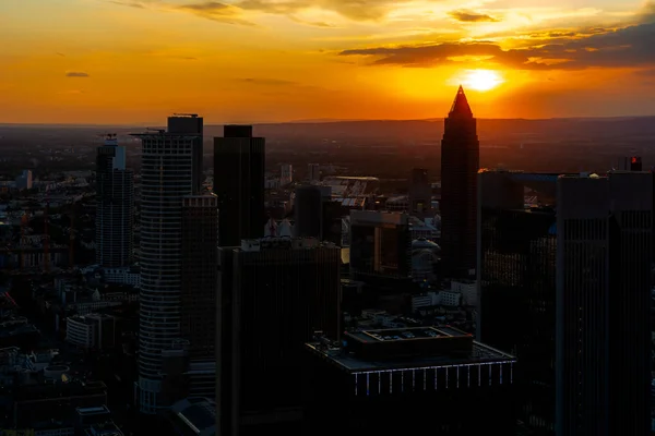 Vista aérea de los rascacielos de Frankfurt al atardecer —  Fotos de Stock