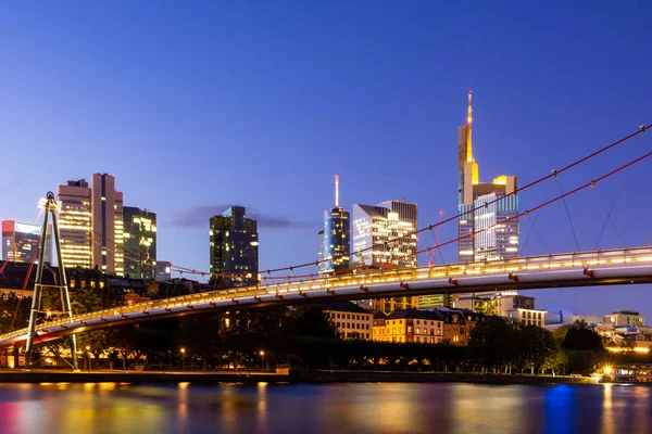 The Holbeinsteg footbridge in Frankfurt acrross Main river at ni — Stock Photo, Image