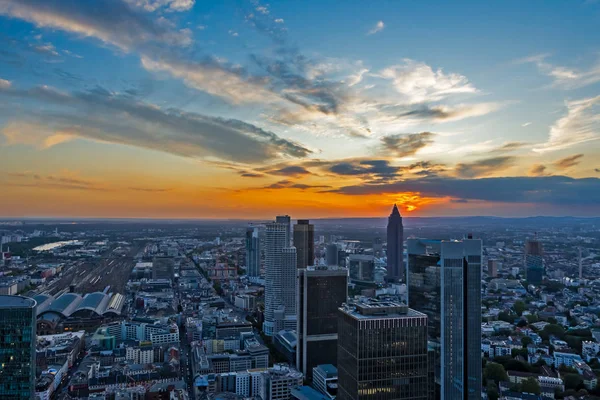 Vista aérea de los rascacielos de Frankfurt al atardecer —  Fotos de Stock