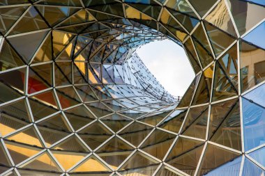 Gelecekçi cam ev cephesi