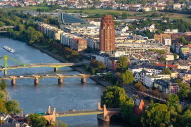 Frankfurt ve Ana Nehir üzerindeki hava manzarası.