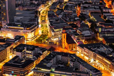 Geceleri Frankfurt üzerinde hava manzarası
