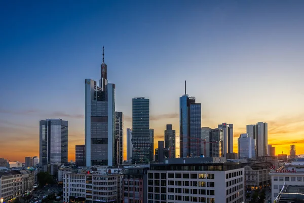 Solnedgang i byen Frankfurt – stockfoto
