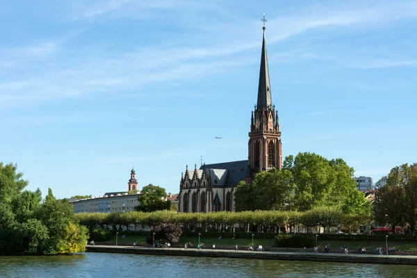 Historische kerk aan de Main in Frankfurt — Stockfoto