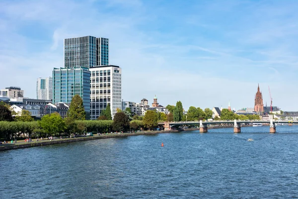 Nábřeží hlavní řeky ve Frankfurtu — Stock fotografie