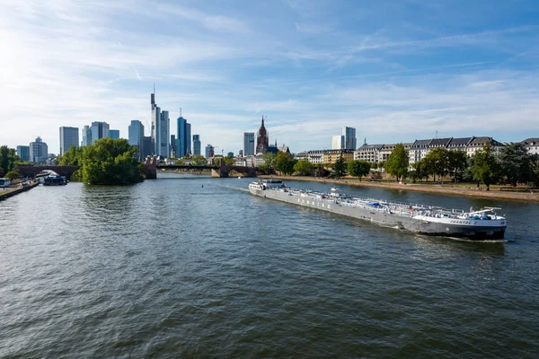 Člun na hlavní řece ve Frankfurtu — Stock fotografie