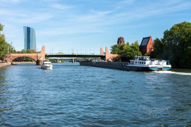 Frankfurt 'taki ana nehirde mavna.