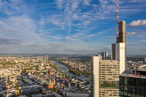 法兰克福和商业银行塔上空的空中景观 — 图库照片