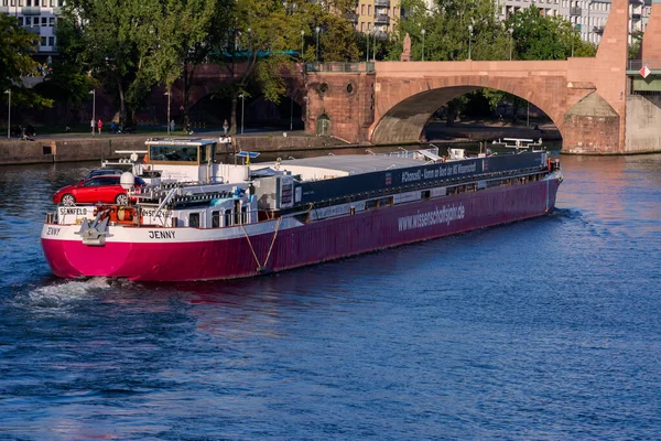 Pråm vid floden Main i Frankfurt — Stockfoto