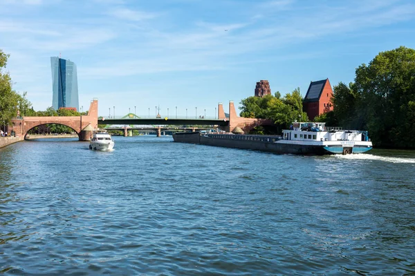 Barca no rio principal em Frankfurt — Fotografia de Stock