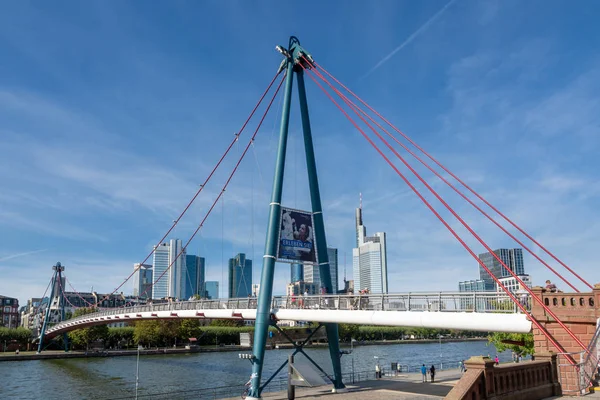 The Holbeinsteg footbridge in Frankfurt acrross Main river — Stock Photo, Image