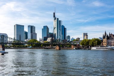 Frankfurt 'un ana nehirdeki silueti