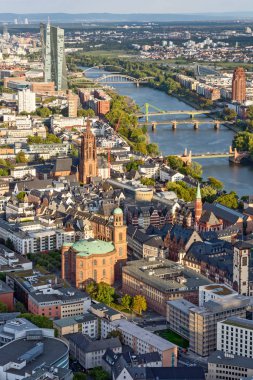 Frankfurt ve Ana Nehir üzerindeki hava manzarası.