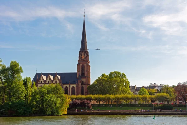 Igreja histórica no rio Main em Frankfurt — Fotografia de Stock