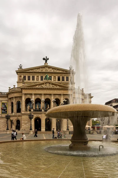 Tourists at the old opera house of Frankfurt — Stock Photo, Image
