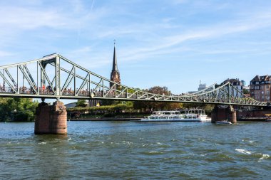 Frankfurt 'taki Ana Nehir' in Rıhtımı