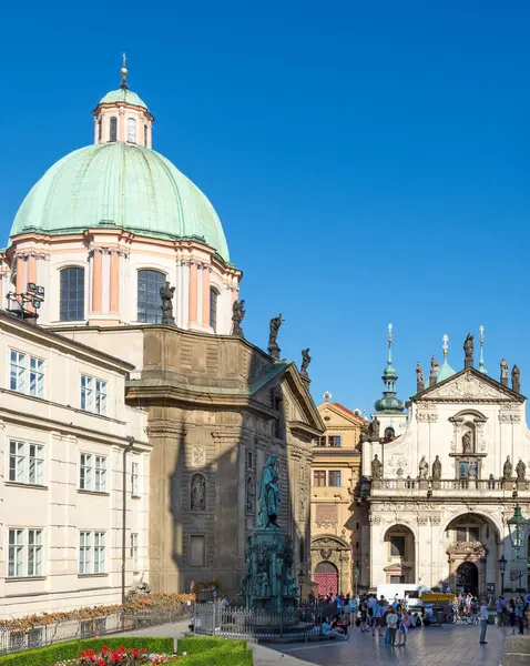 Tourists in the historic old town of Prague — Stock Photo, Image