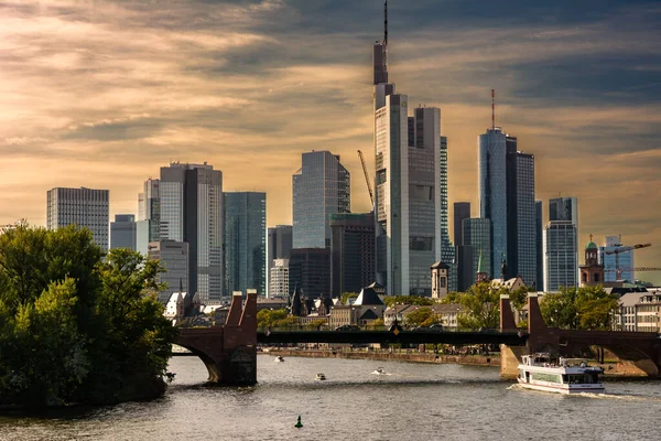 Skyline de Francfort sur le Main River — Photo