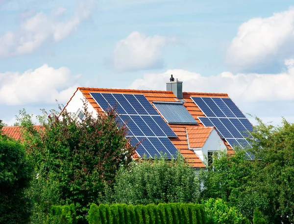 太陽光発電と太陽熱暖房システムを備えた近代的な家 ストック写真