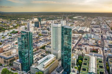 Frankfurt ve gökdelenleri üzerindeki hava manzarası
