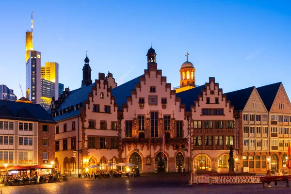 Balai kota tua bersejarah Frankfurt di malam hari — Stok Foto