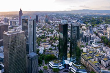 Frankfurt ve gökdelenleri üzerindeki hava manzarası