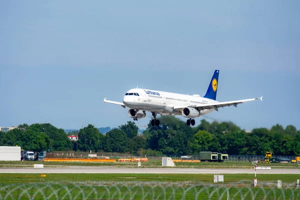 Airliner landing on Munich ariport — Stock Photo, Image